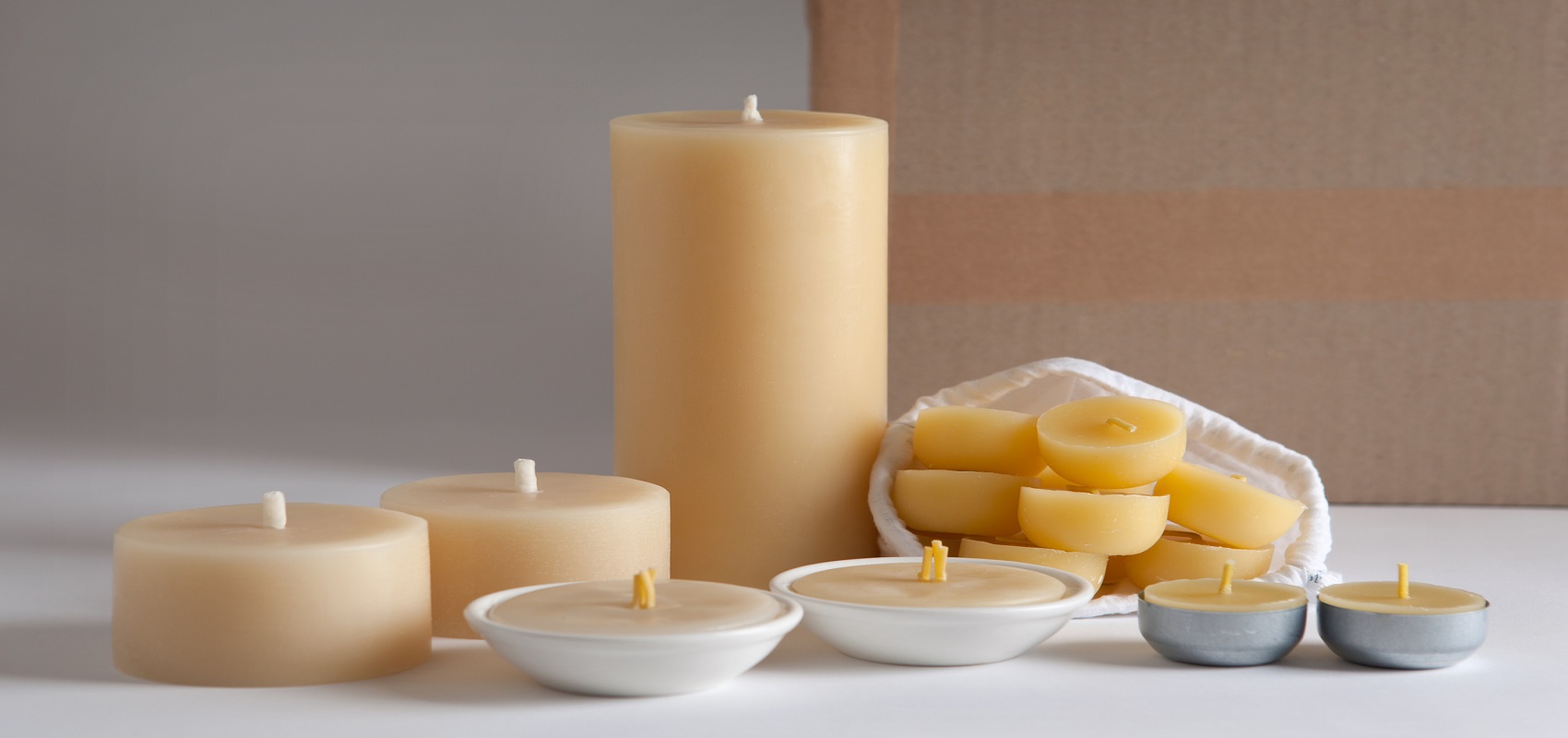 Свечи градиент. Beeswax Candles. Воск для свечей. Подсвечник из парафина. Свечи из пчелиного воска на белом фоне.