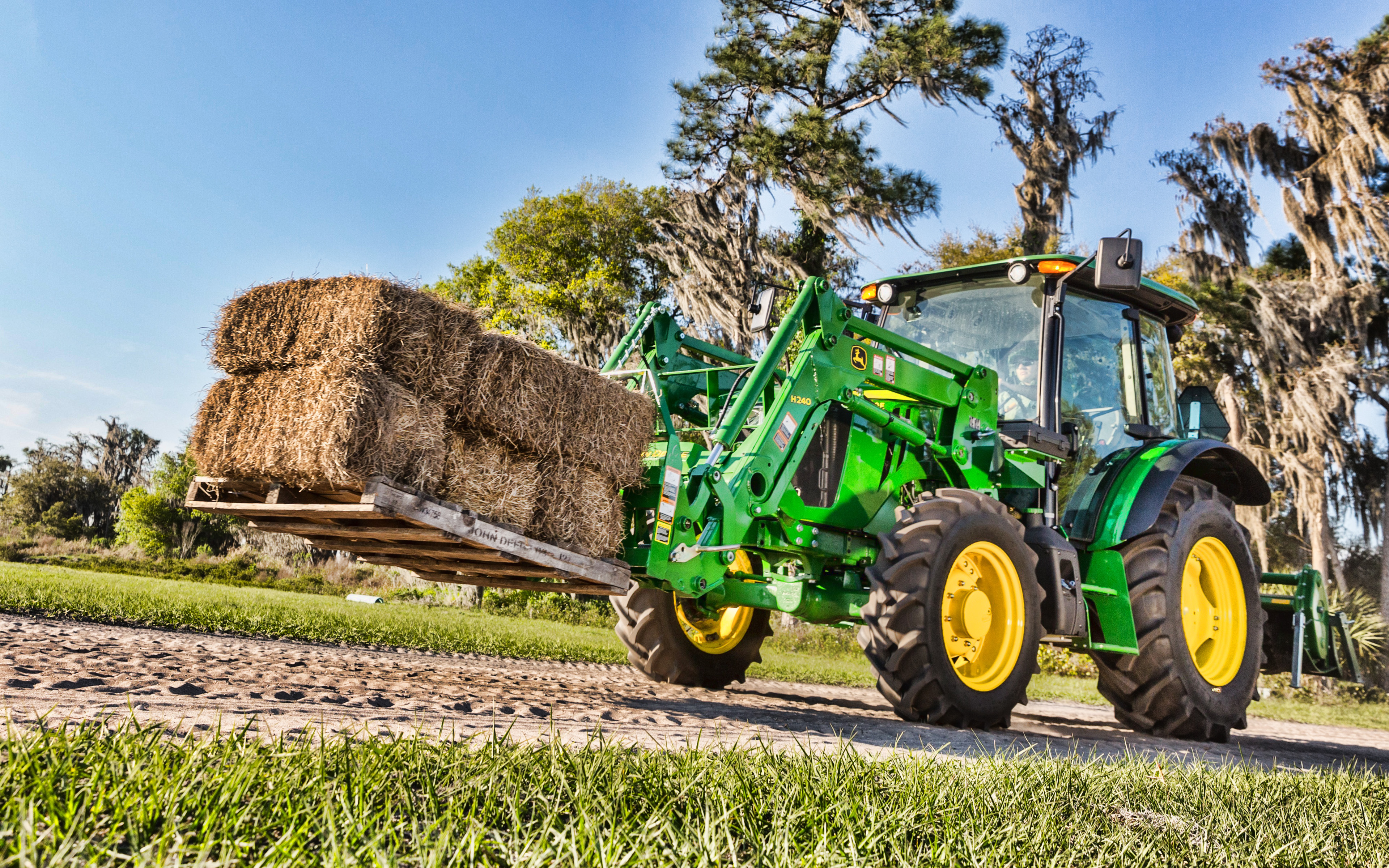 John deere. Трактор Джон Дир. Трактор погрузчик Джон Дир. Современный трактор Джон Дир. Универсальный трактор Джон Дир.